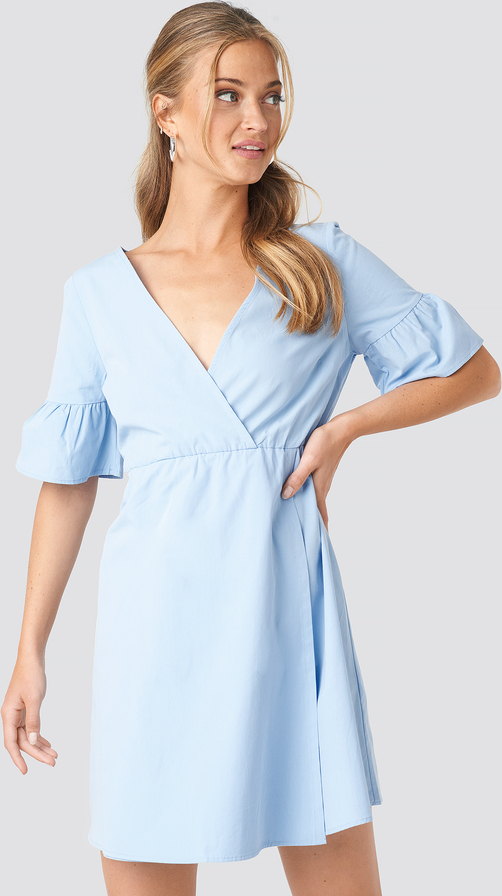Niebieska sukienka NA-KD z krótkim rękawem w stylu casual z dekoltem w kształcie litery v