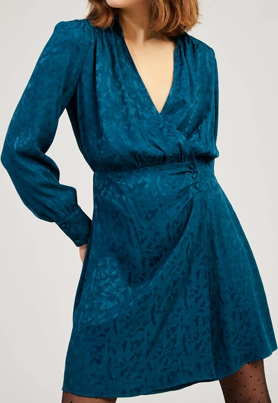 Niebieska sukienka Naf naf kopertowa z długim rękawem w stylu casual