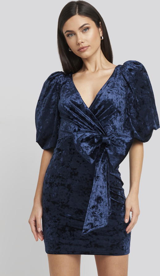 Niebieska sukienka Trendyol z tkaniny z dekoltem w kształcie litery v