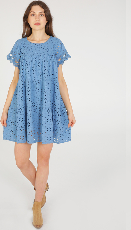 Niebieska sukienka Unisono z krótkim rękawem z tkaniny