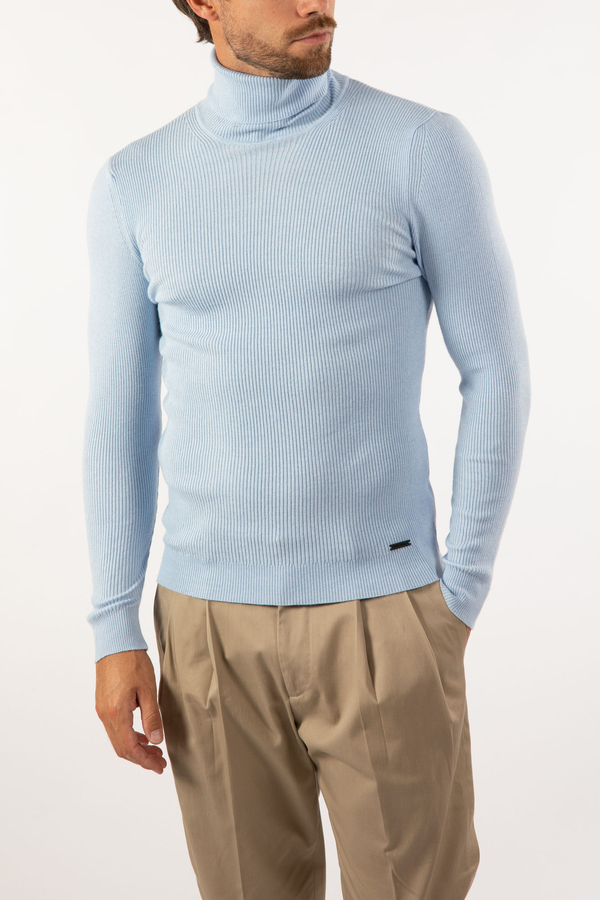 Niebieski sweter ubierzsie.com z golfem