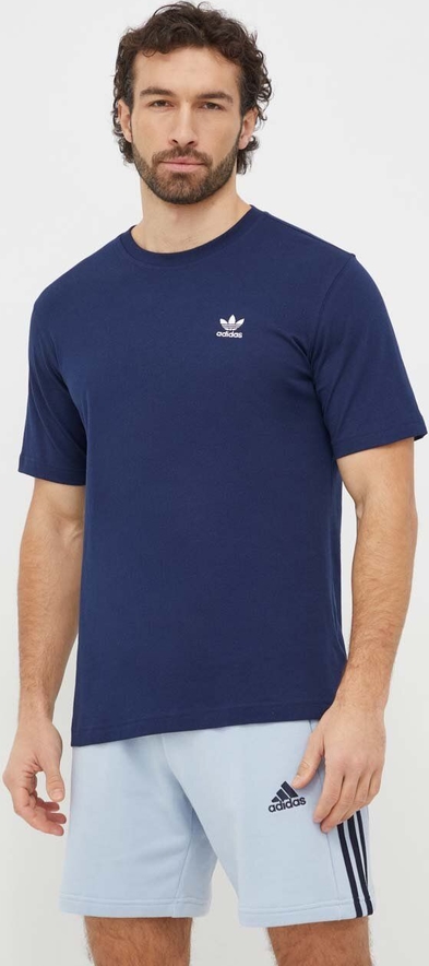 Niebieski t-shirt Adidas Originals w sportowym stylu
