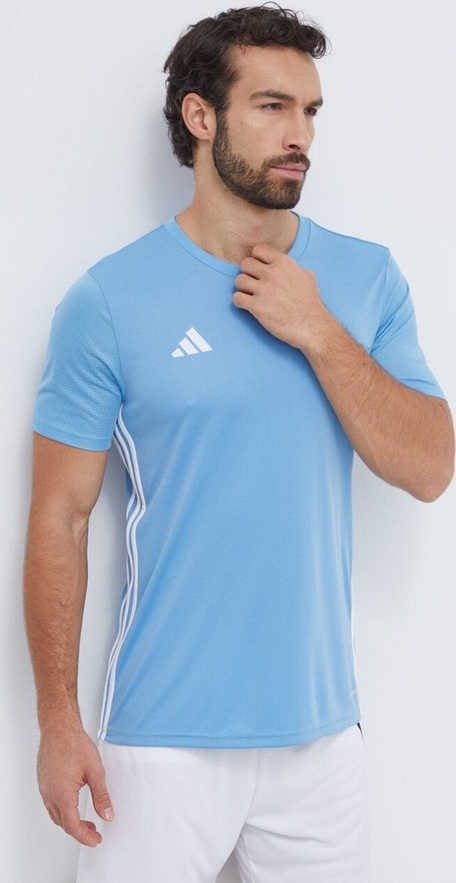 Niebieski t-shirt Adidas Performance w sportowym stylu