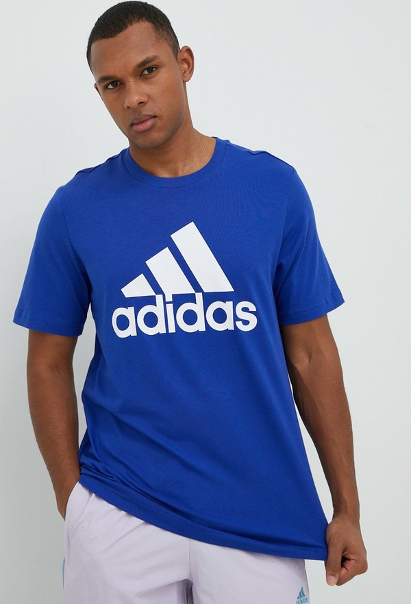 Niebieski t-shirt Adidas w sportowym stylu z nadrukiem z krótkim rękawem