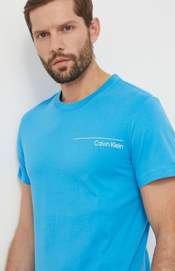Niebieski t-shirt Calvin Klein w stylu casual z nadrukiem