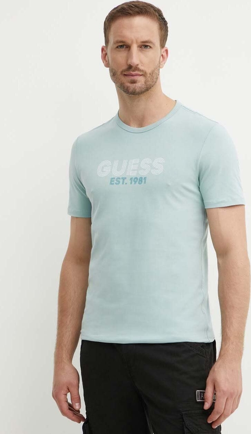 Niebieski t-shirt Guess z nadrukiem w młodzieżowym stylu