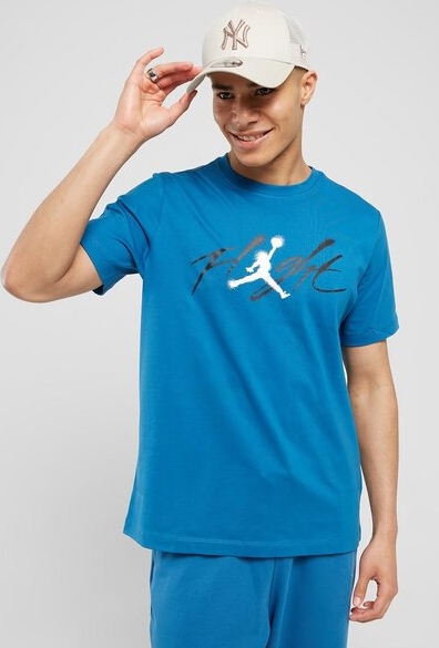 Niebieski t-shirt Jordan w młodzieżowym stylu z krótkim rękawem