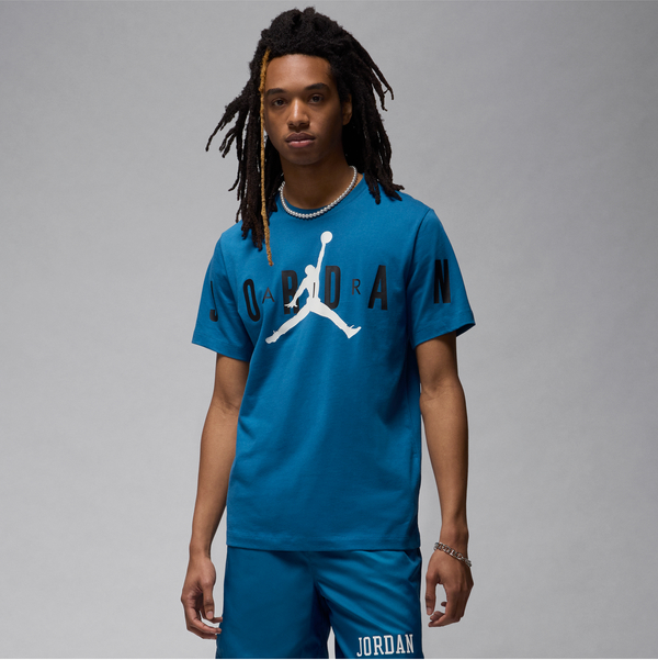 Niebieski t-shirt Jordan z krótkim rękawem w młodzieżowym stylu