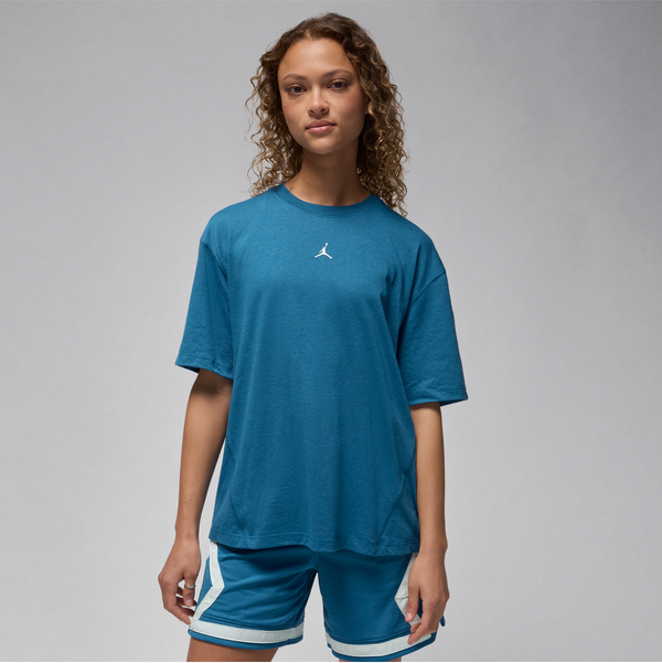 Niebieski t-shirt Jordan z okrągłym dekoltem w sportowym stylu