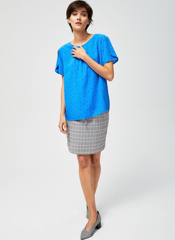 Niebieski t-shirt Moodo.pl w geometryczne wzory z krótkim rękawem
