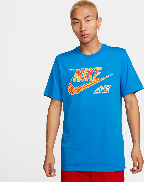 Niebieski t-shirt Nike w młodzieżowym stylu