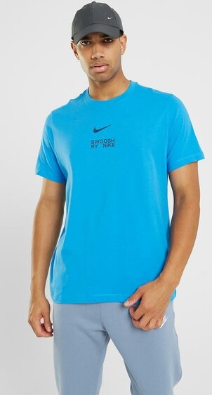 Niebieski t-shirt Nike w stylu casual z krótkim rękawem