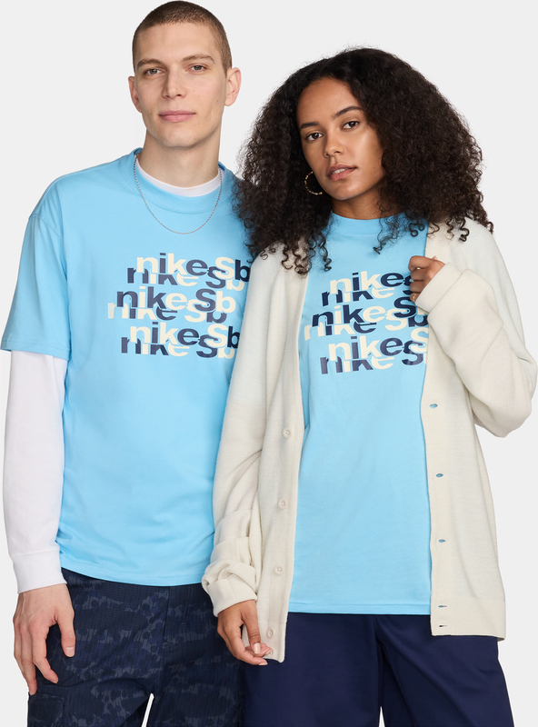 Niebieski t-shirt Nike z nadrukiem w młodzieżowym stylu