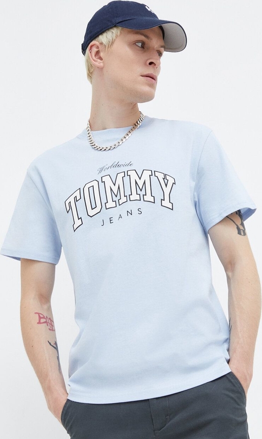 Niebieski t-shirt Tommy Jeans w młodzieżowym stylu z nadrukiem