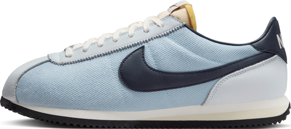 Niebieskie buty sportowe Nike cortez sznurowane w sportowym stylu