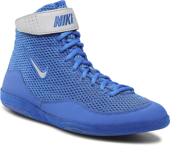 Niebieskie buty sportowe Nike sznurowane w sportowym stylu