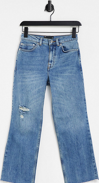 Niebieskie jeansy Asos w street stylu