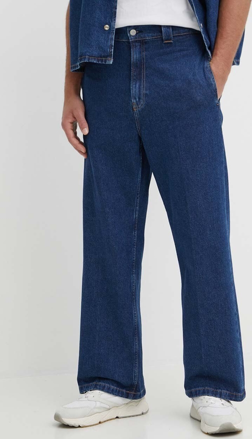 Niebieskie jeansy Calvin Klein w street stylu