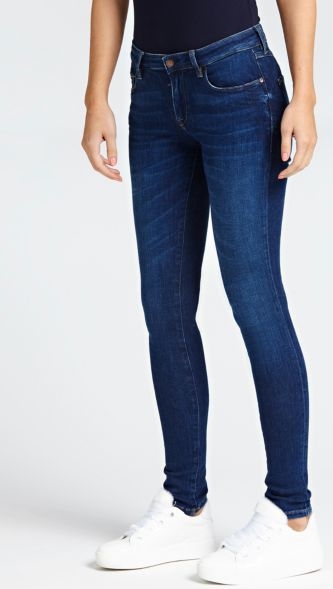 Niebieskie jeansy Guess w street stylu