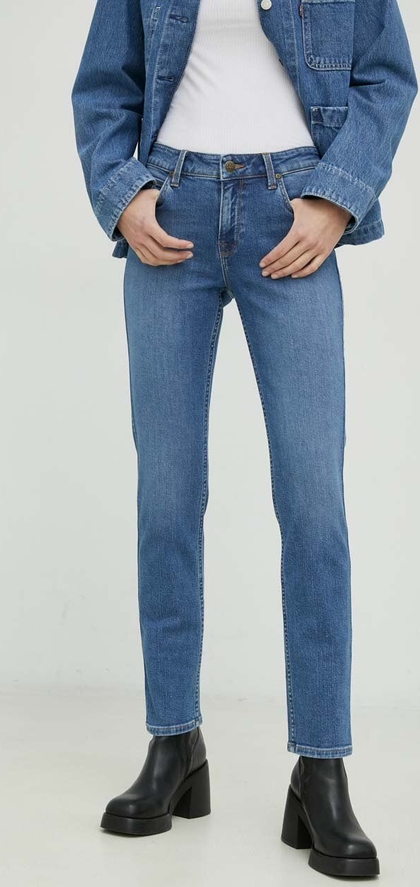 Niebieskie jeansy Lee w street stylu