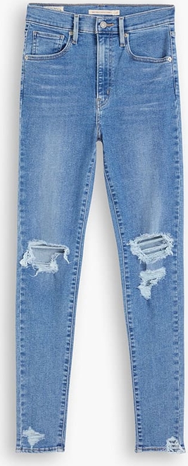 Niebieskie jeansy Levis w street stylu
