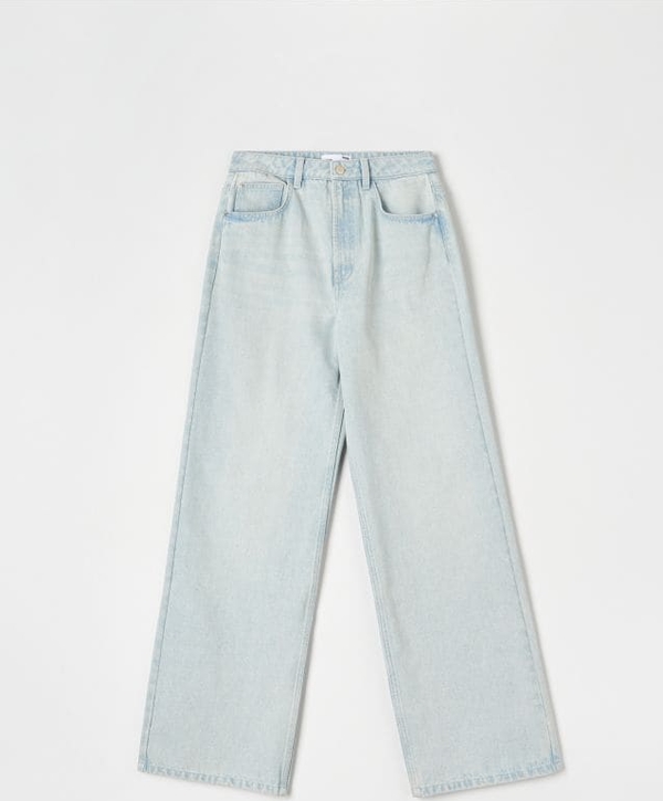 Niebieskie jeansy Sinsay w street stylu