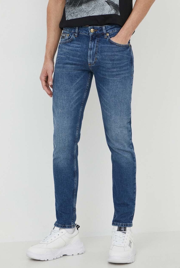 Niebieskie jeansy Versace Jeans w street stylu