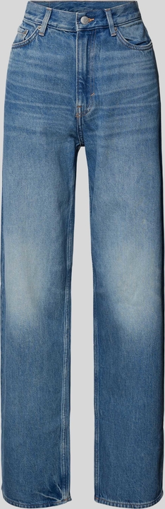 Niebieskie jeansy Weekday w street stylu