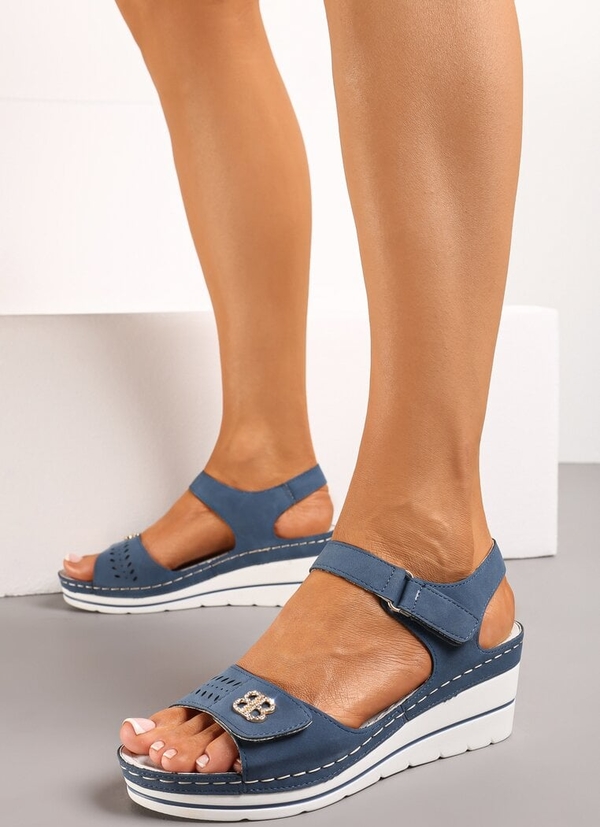 Niebieskie sandały born2be w stylu casual z klamrami