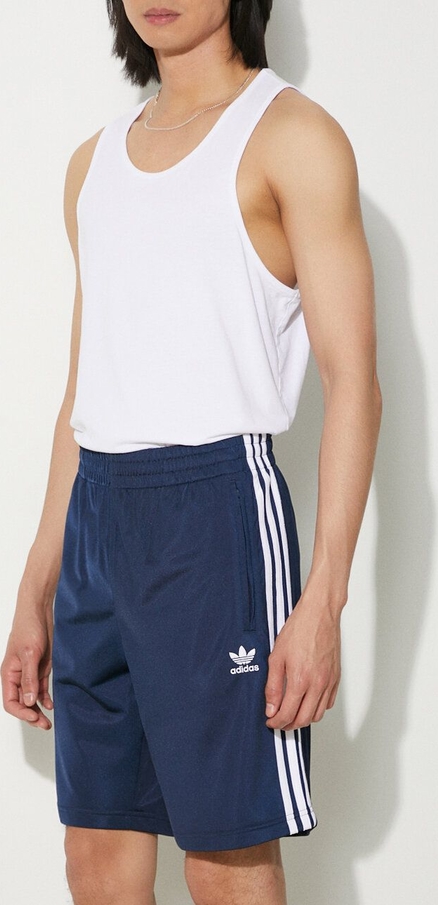 Niebieskie spodenki Adidas Originals w sportowym stylu