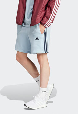 Niebieskie spodenki Adidas w sportowym stylu