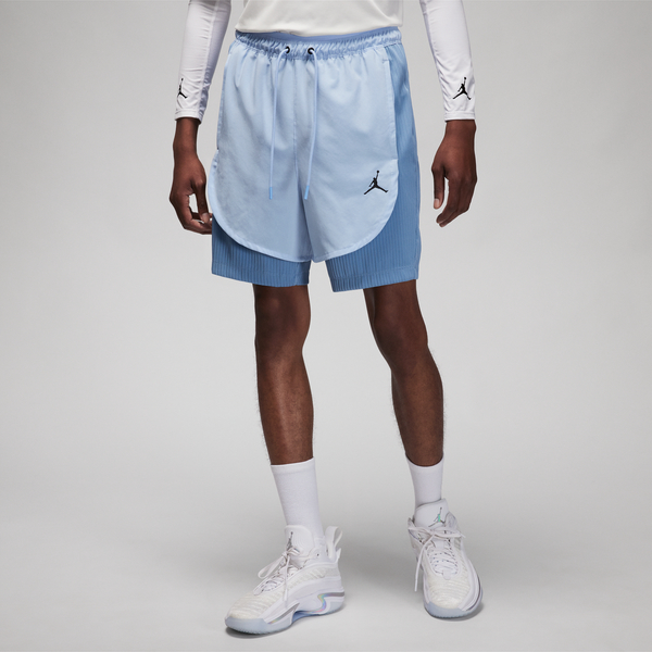 Niebieskie spodenki Jordan w sportowym stylu z tkaniny