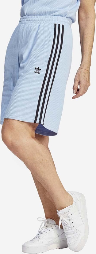 Niebieskie szorty Adidas Originals w sportowym stylu z bawełny