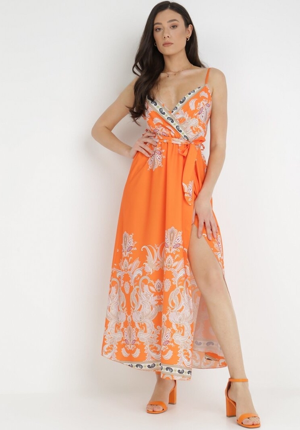 Pomarańczowa sukienka born2be na ramiączkach z dekoltem w kształcie litery v kopertowa