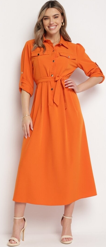 Pomarańczowa sukienka born2be w stylu casual rozkloszowana z kołnierzykiem