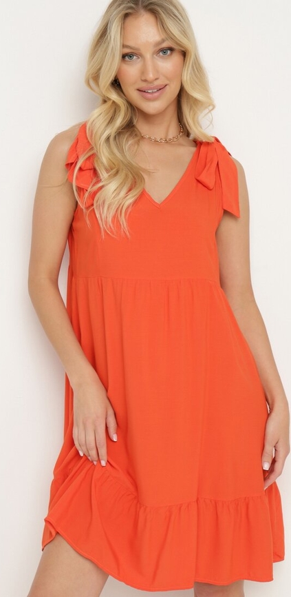 Pomarańczowa sukienka born2be w stylu casual z dekoltem w kształcie litery v na ramiączkach