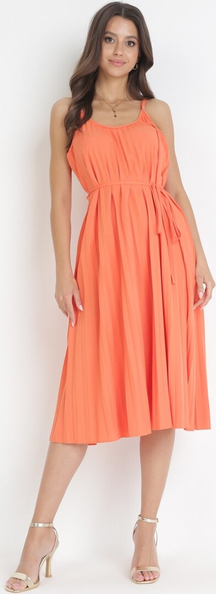 Pomarańczowa sukienka born2be z dekoltem w kształcie litery v