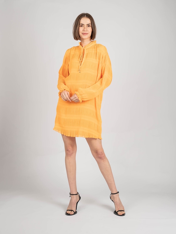 Pomarańczowa sukienka ubierzsie.com z długim rękawem w stylu casual z tkaniny