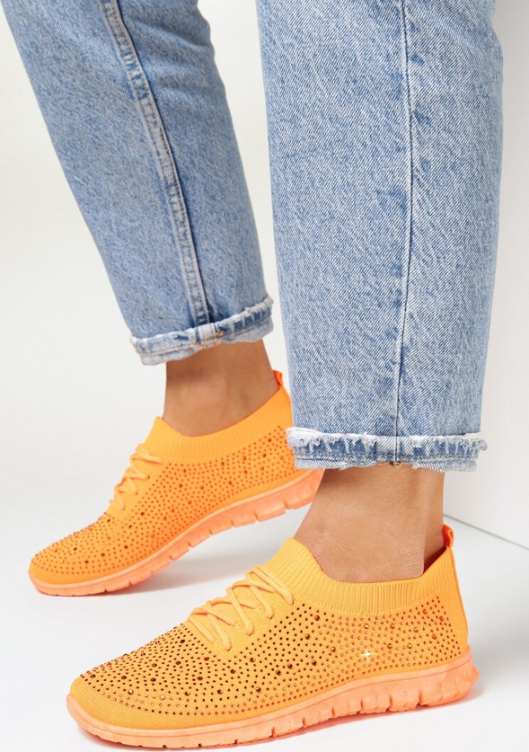 Pomarańczowe buty sportowe born2be w sportowym stylu sznurowane z płaską podeszwą