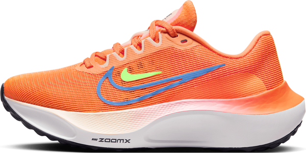 Pomarańczowe buty sportowe Nike w sportowym stylu sznurowane