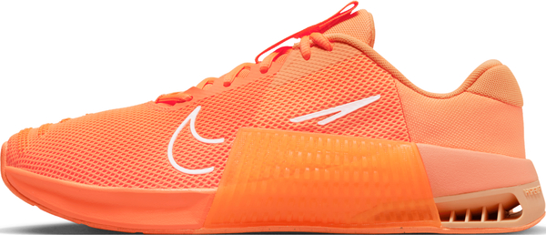 Pomarańczowe buty sportowe Nike w sportowym stylu z tkaniny