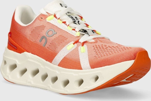 Pomarańczowe buty sportowe On-running sznurowane w sportowym stylu