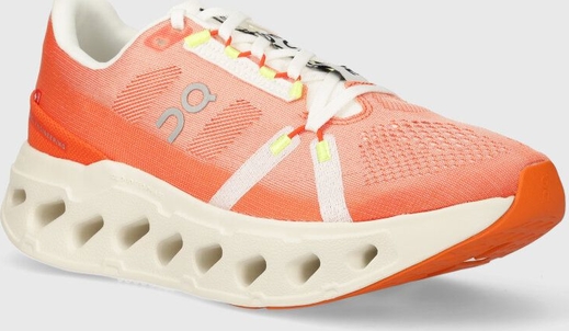 Pomarańczowe buty sportowe On-running w sportowym stylu sznurowane