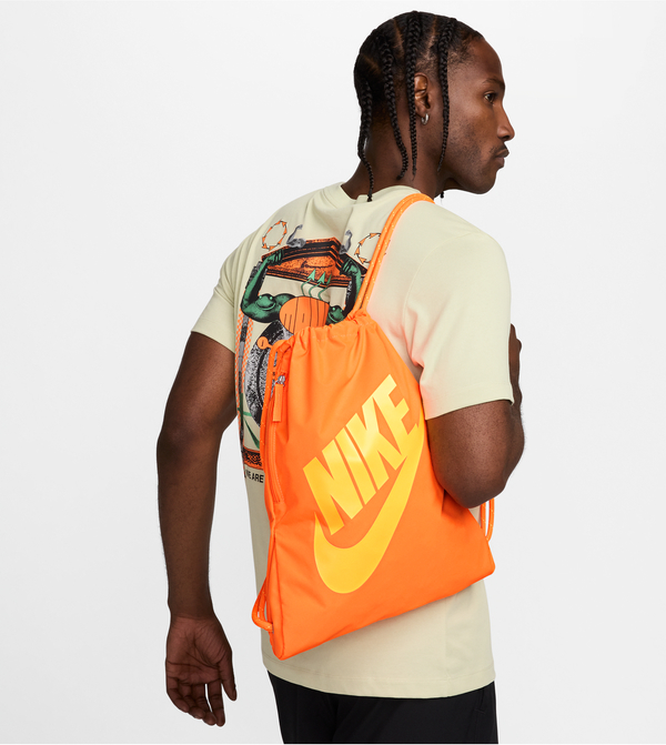 Pomarańczowy plecak Nike z nadrukiem