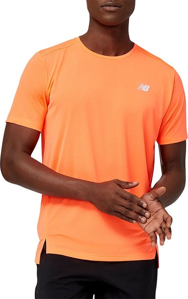 Pomarańczowy t-shirt New Balance w sportowym stylu