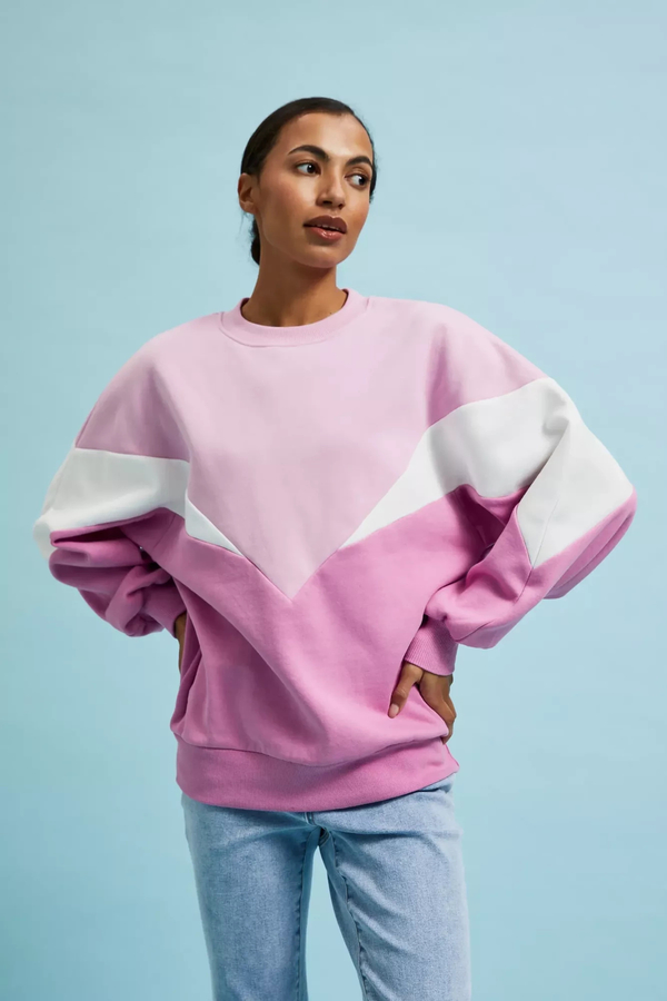 Różowa bluza Moodo.pl w geometryczne wzory w stylu casual