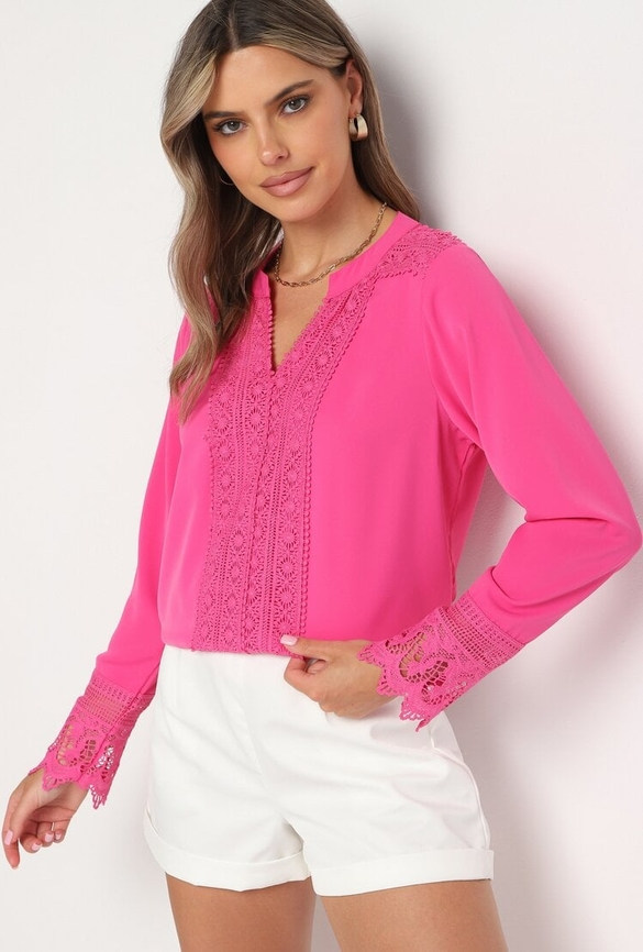 Różowa bluzka born2be w stylu klasycznym z dekoltem w kształcie litery v