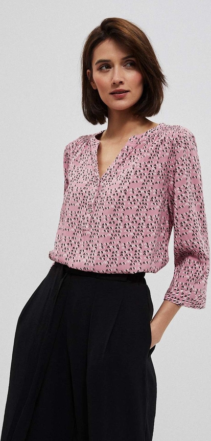 Różowa bluzka Moodo.pl z dekoltem w kształcie litery v z długim rękawem