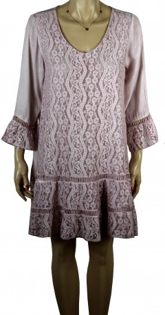 Różowa sukienka atena-online z długim rękawem midi z jedwabiu