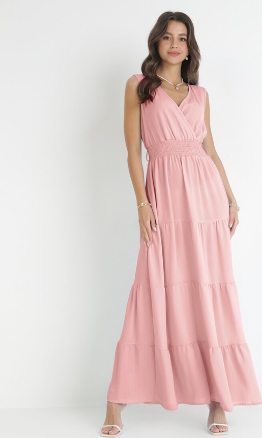 Różowa sukienka born2be kopertowa maxi z dekoltem w kształcie litery v